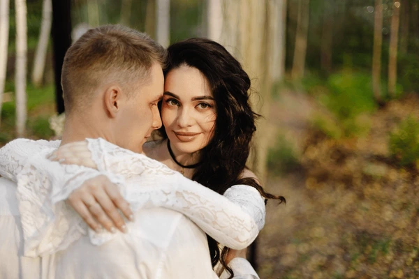 Clubs or Private Meetups? Understanding the Two Social Paths in the Lifestyle