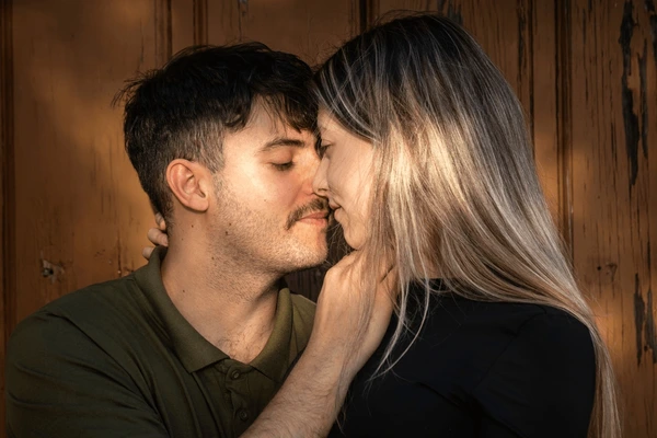 Safe Photo Sharing in Modern Lifestyle Communities: Privacy, Trust, and Smart Expression