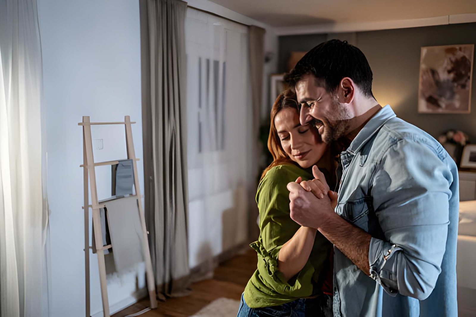 The Silent Signals of Attraction: How Lifestyle Couples Recognize Mutual Interest Without Saying a Word